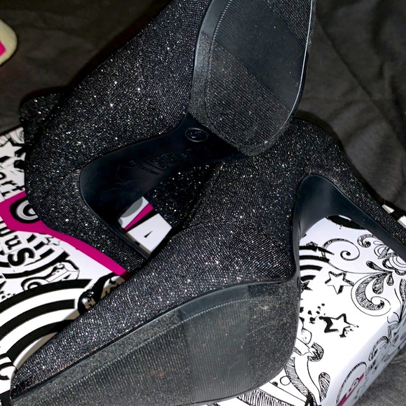 Womans size 5 booties - Picture 2 of 5